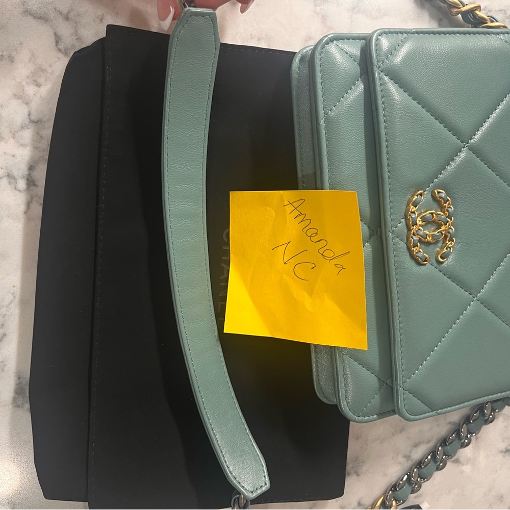 Chanel 19 WOC - Picture 3 of 11